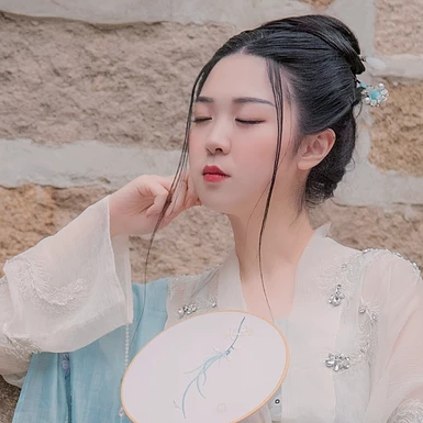 清風(fēng)拂面帶團(tuán)扇女生頭像，唯美古風(fēng)真人頭像
