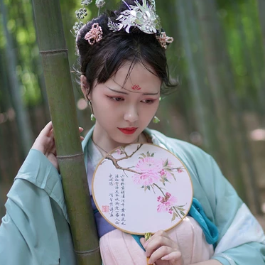 嬌艷帶團扇女生頭像，唯美古風真人頭像