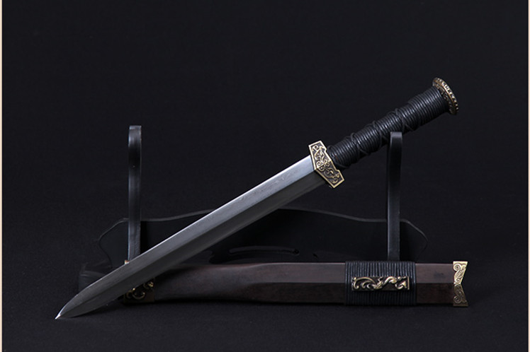 劍氣凌然龍泉小漢劍短劍，四面花紋鋼冷兵器