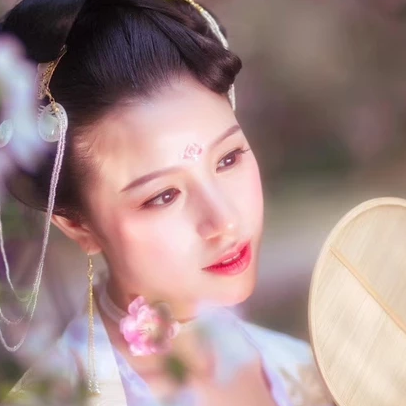 繁花浪漫帶團扇女生頭像，唯美古風真人頭像