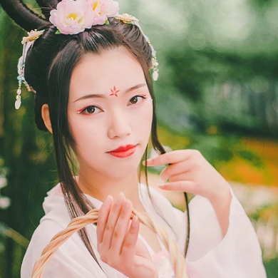 嬌艷花朵粉裙頭像，唯美古風(fēng)女子頭像