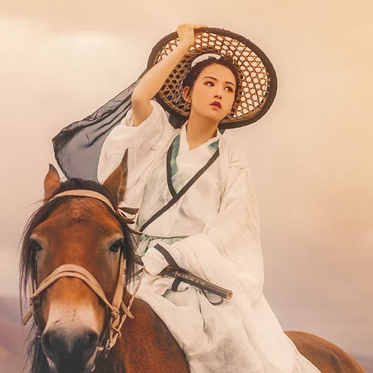 瀟灑騎馬女生頭像，唯美古風(fēng)真人頭像