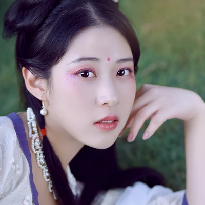 紅花綠葉帶團扇女生頭像，唯美古風(fēng)真人頭像