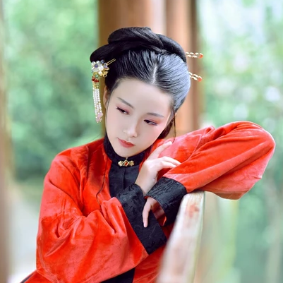 紅衣華服女生頭像，唯美古風(fēng)真人頭像