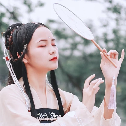 柳絮飄揚(yáng)帶折扇女生頭像，唯美古風(fēng)真人頭像