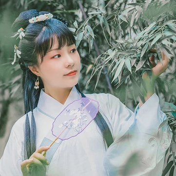 庭院帶團扇女生頭像，唯美古風真人頭像