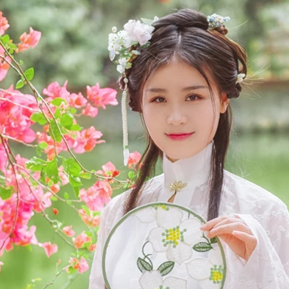 繁花盛開(kāi)帶團(tuán)扇女生頭像，唯美古風(fēng)真人頭像