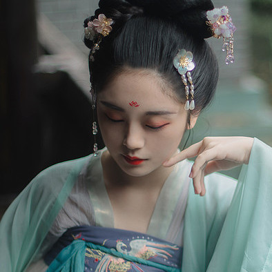 庭院長廊帶傘女生頭像，唯美古風(fēng)真人頭像