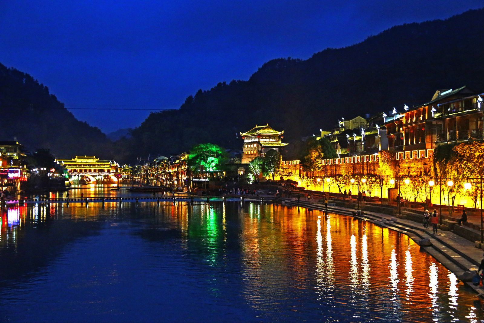 一座古香古色的古鎮(zhèn)，湖南鳳凰古城