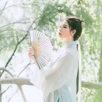 清新嫩綠帶傘女生頭像，唯美古風(fēng)真人頭像