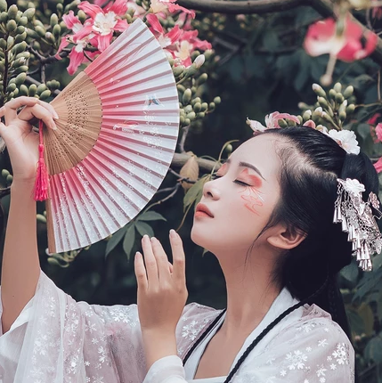 嬌艷粉色桃花女生頭像，唯美古風真人頭像