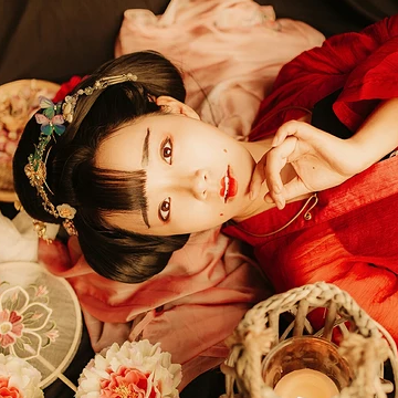 妖艷紅衣女生頭像，唯美古風真人頭像