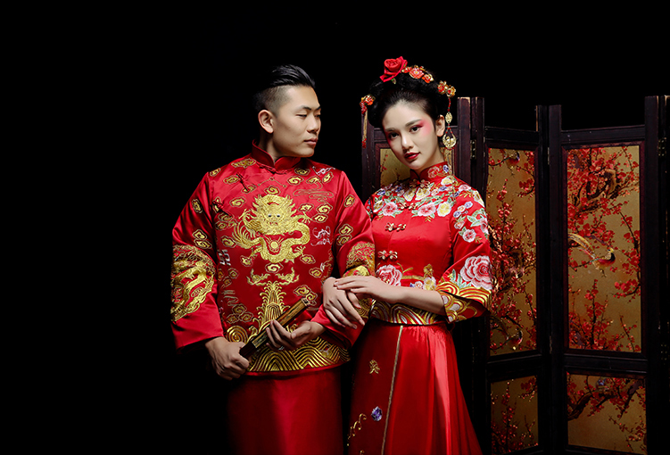 新郎新娘精致中式繡花禮服。