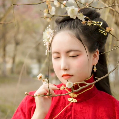 紅衣持團(tuán)扇女生頭像，唯美古風(fēng)真人頭像