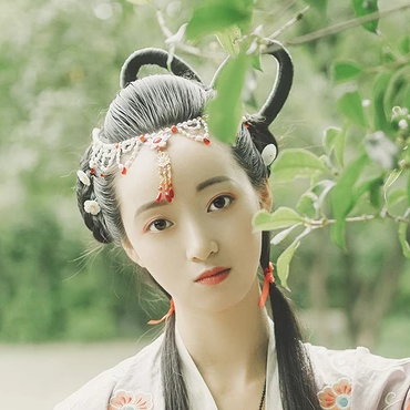 秋庭帶團扇女生頭像，唯美古風(fēng)真人頭像