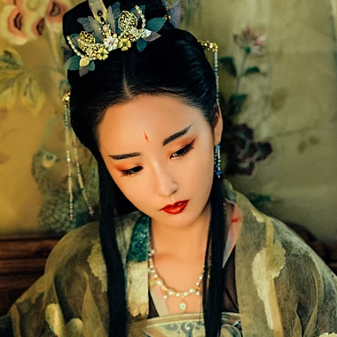 華麗妝容帶團扇女子頭像，唯美古風真人頭像