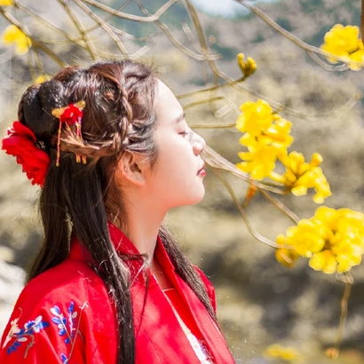 嬌艷花朵紅衣女生頭像，唯美古風(fēng)真人頭像