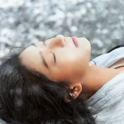 雪地霸氣喝酒女生頭像，唯美古風(fēng)真人頭像