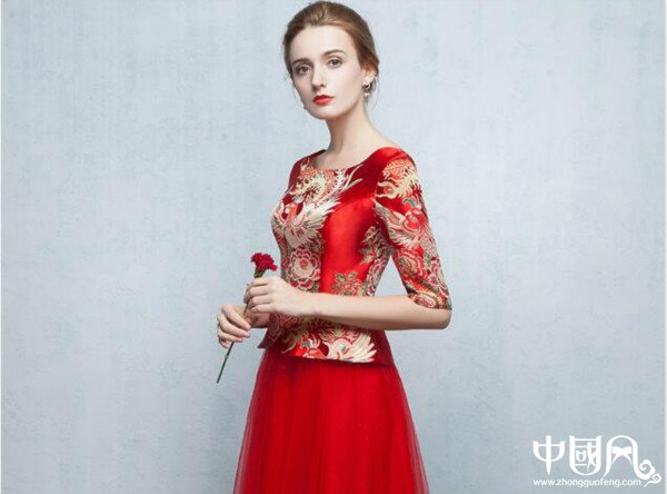 夏季圓領(lǐng)中袖中式結(jié)婚禮服