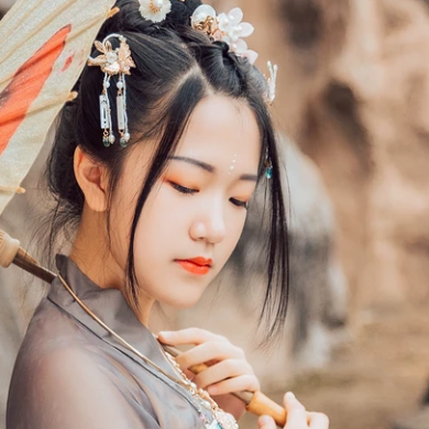 暮秋山行帶傘女生頭像，唯美古風(fēng)真人頭像