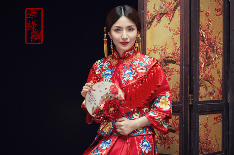 中式紅色長袖新娘嫁衣，流蘇繡花牡丹禮服