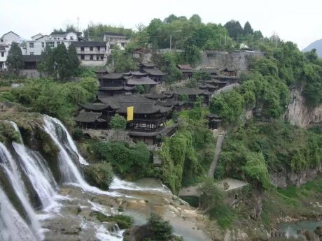 一座掛在瀑布上的古鎮(zhèn)，水靈地靈芙蓉鎮(zhèn)