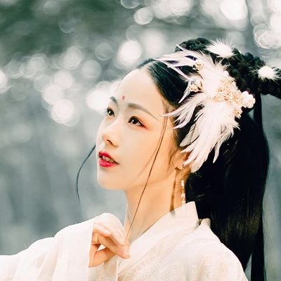 羽毛下雪白衣女生頭像，唯美古風(fēng)真人頭像