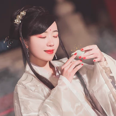 優(yōu)雅提燈品酒女生頭像，唯美古風(fēng)真人頭像