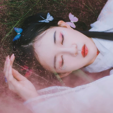 蝶花帶傘女生頭像，唯美古風真人頭像