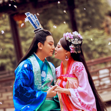 桃花飛舞甜蜜情侶頭像，唯美古風真人頭像