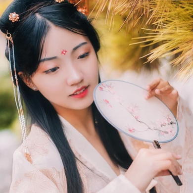 秋意帶傘團扇女生頭像，唯美古風真人頭像