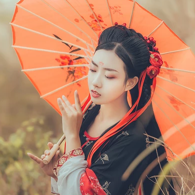 紅妝帶紅傘女生頭像，唯美古風真人頭像