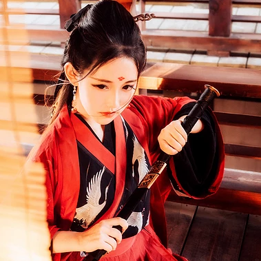 江湖帶兵器紅衣女生頭像，唯美古風(fēng)真人頭像