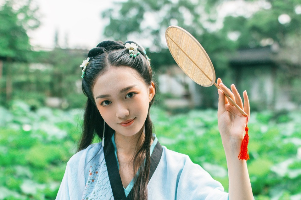 清荷滿塘綠衣小姑娘古風(fēng)頭像，愜意唯美女生頭