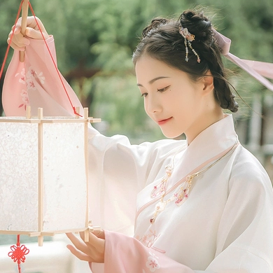 粉嫩提燈少女頭像，唯美古真人頭像