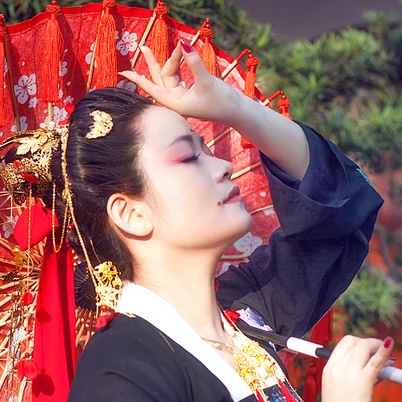 嬌艷紅色帶傘女生頭像，唯美古風(fēng)真人頭像