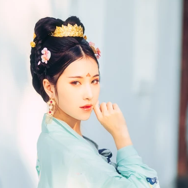 淡青色帶傘女生頭像，唯美古風(fēng)真人頭像