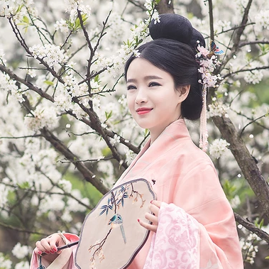 花林粉衣帶團(tuán)扇女生頭像，唯美古風(fēng)真人頭像