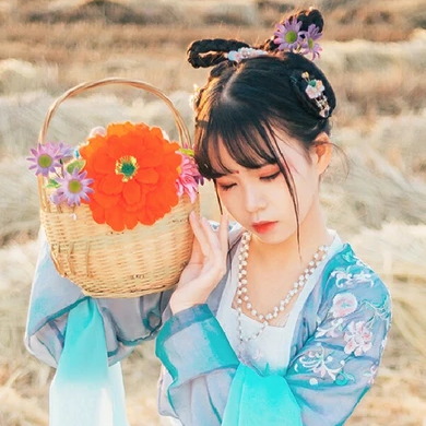 田園里提花籃女生頭像，唯美古風真人頭像