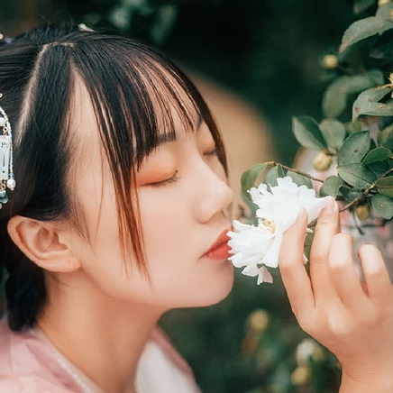 粉衣帶團扇女生頭像，唯美古風真人頭像