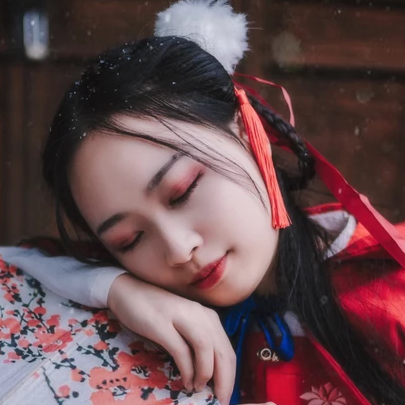 紅衣落雪可愛(ài)女生頭像，唯美古風(fēng)真人頭像