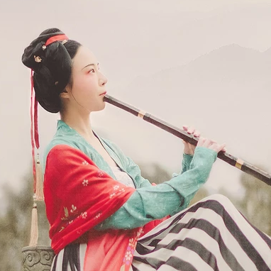 文藝吹笛女生頭像，唯美古風(fēng)真人頭像