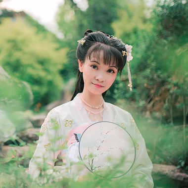 清新氣質(zhì)帶團(tuán)扇女生頭像，唯美古風(fēng)真人頭像
