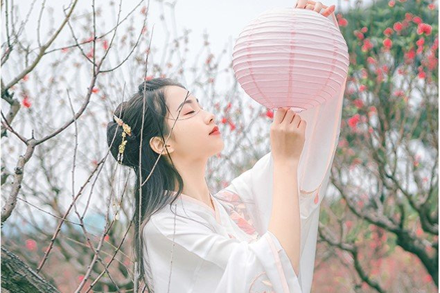 輕盈溫婉的古風女子頭像，中國古典風格qq頭像