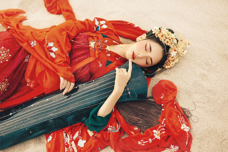 大漠黃沙嫁衣紅裳女子頭像，古風(fēng)艷麗真人頭像