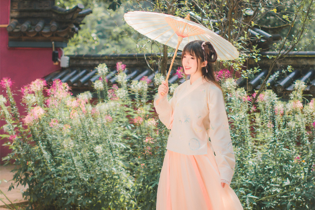 庭院花間漢服少女頭像，古風(fēng)真人唯美qq頭像