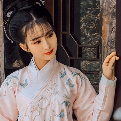 漢服帶團(tuán)扇女生頭像，唯美古風(fēng)真人頭像