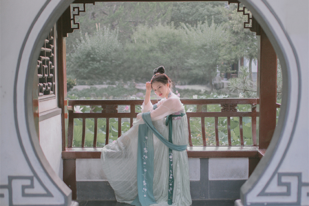 荷塘院內(nèi)美人醉古風頭像，女生唯美意境頭像