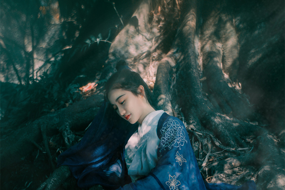 瀟灑肆意古風飲酒女子頭像，好看的真人頭像