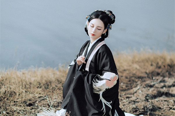 孤傲冷寂女子古風(fēng)頭像，真人女生qq頭像